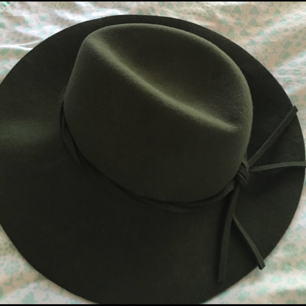 Sage green floppy hat for @foundinamuseum